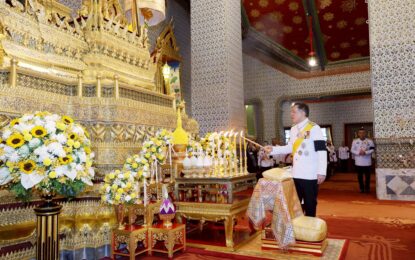 พระบาทสมเด็จพระเจ้าอยู่หัว และสมเด็จพระนางเจ้า ฯ พระบรมราชินี เสด็จพระราชดำเนินไปในการพระราชพิธีทรงบำเพ็ญพระราชกุศลทักษิณานุปทาน เนื่องในวันคล้ายวันพระบรมราชสมภพพระบาทสมเด็จพระบรมชนกาธิเบศร มหาภูมิพลอดุลยเดชมหาราช บรมนาถบพิตร และสถาปนาพระอิสริยศักดิ์เฉลิมพระนามพระอัฐิสมเด็จพระเจ้าบรมวงศ์เธอ เจ้าฟ้ากัลยาณิวัฒนา กรมพระนราธิวาสราชนครินทร์ บดินทรเชษฐภคินี พุทธศักราช ๒๕๖๘ ณ พระที่นั่งอมรินทรวินิจฉัย พระบรมมหาราชวัง