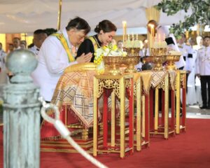 พระบาทสมเด็จพระเจ้าอยู่หัว และสมเด็จพระนางเจ้า ฯ พระบรมราชินี เสด็จพระราชดำเนินโดยรถยนต์พระที่นั่ง จากพระที่นั่งอัมพรสถาน พระราชวังดุสิต ไปทรงบำเพ็ญพระราชกุศลอุทิศถวายพระบาทสมเด็จพระปรเมนทรรามาธิบดีศรีสินทรมหาวชิราวุธ พระมงกุฎเกล้าเจ้าอยู่หัว พระมหาธีรราชเจ้า เนื่องในอภิลักขิตสมัย ๑๐๐ ปีวันสวรรคต และอุทิศถวายพระบาทสมเด็จพระปกเกล้าเจ้าอยู่หัว เนื่องในอภิลักขิตสมัย ๑๐๐ ปีวันเสด็จขึ้นทรงราชย์ กับสถาปนาพระอิสริยศักดิ์เฉลิมพระนามพระอัฐิพระเจ้าวรวงศ์เธอ กรมหลวงชินวรสิริวัฒน์ สมเด็จพระสังฆราชเจ้า เป็น สมเด็จพระมหาสมณเจ้า กรมพระชินวรวิสุทธิเทวารยวงศ์ และทรงประกอบพิธียกเบญจปฎลเศวตฉัตรขึ้นกางกั้นเหนือพระรูปสมเด็จพระมหาสมณเจ้า กรมพระชินวรวิสุทธิเทวารยวงศ์ ณ วัดราชบพิธสถิตมหาสีมาราม เขตพระนคร กรุงเทพมหานคร