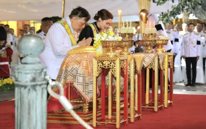พระบาทสมเด็จพระเจ้าอยู่หัว และสมเด็จพระนางเจ้า ฯ พระบรมราชินี เสด็จพระราชดำเนินโดยรถยนต์พระที่นั่ง จากพระที่นั่งอัมพรสถาน พระราชวังดุสิต ไปทรงบำเพ็ญพระราชกุศลอุทิศถวายพระบาทสมเด็จพระปรเมนทรรามาธิบดีศรีสินทรมหาวชิราวุธ พระมงกุฎเกล้าเจ้าอยู่หัว พระมหาธีรราชเจ้า เนื่องในอภิลักขิตสมัย ๑๐๐ ปีวันสวรรคต และอุทิศถวายพระบาทสมเด็จพระปกเกล้าเจ้าอยู่หัว เนื่องในอภิลักขิตสมัย ๑๐๐ ปีวันเสด็จขึ้นทรงราชย์ กับสถาปนาพระอิสริยศักดิ์เฉลิมพระนามพระอัฐิพระเจ้าวรวงศ์เธอ กรมหลวงชินวรสิริวัฒน์ สมเด็จพระสังฆราชเจ้า เป็น สมเด็จพระมหาสมณเจ้า กรมพระชินวรวิสุทธิเทวารยวงศ์ และทรงประกอบพิธียกเบญจปฎลเศวตฉัตรขึ้นกางกั้นเหนือพระรูปสมเด็จพระมหาสมณเจ้า กรมพระชินวรวิสุทธิเทวารยวงศ์ ณ วัดราชบพิธสถิตมหาสีมาราม เขตพระนคร กรุงเทพมหานคร