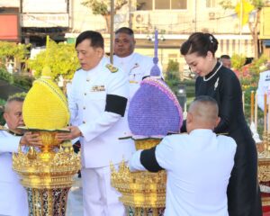 ในหลวง-พระราชินี ถวายราชสักการะพระบรมราชานุสาวรีย์สมเด็จพระเจ้าตากสินมหาราช