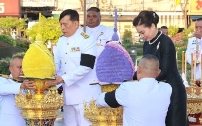 ในหลวง-พระราชินี ถวายราชสักการะพระบรมราชานุสาวรีย์สมเด็จพระเจ้าตากสินมหาราช