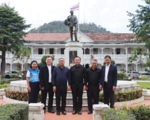 เรวัตฯ นายก  อบจ.ภูเก็ต ร่วมต้อนรับผู้ว่าราชการจังหวัดภูเก็ต เข้าสักการะพระบรมราชานุสาวรีย์ รัชกาลที่ 5