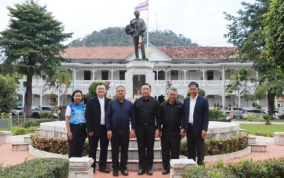 เรวัตฯ นายก  อบจ.ภูเก็ต ร่วมต้อนรับผู้ว่าราชการจังหวัดภูเก็ต เข้าสักการะพระบรมราชานุสาวรีย์ รัชกาลที่ 5