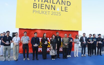 เรวัตฯ นายก อบจ.ภูเก็ต ร่วมกับสมาคมศิลป์ภูเก็ต ส่งมอบ “เบี๋ยนฟู่” ค้างคาวนำโชค สนับสนุนงาน Thailand Biennale Phuket 2025