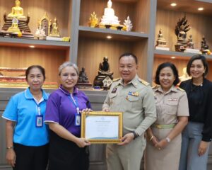 เรวัตฯ นายก อบจ.ภูเก็ต มอบประกาศเกียรติคุณเชิดชูบุคคลตัวอย่างด้านการทำความดี