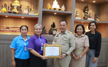 เรวัตฯ นายก อบจ.ภูเก็ต มอบประกาศเกียรติคุณเชิดชูบุคคลตัวอย่างด้านการทำความดี