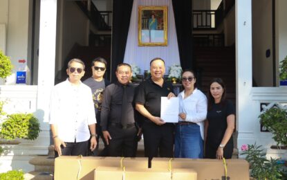 เรวัตฯ นายก อบจ.ภูเก็ต รับมอบอุปกรณ์ช่วยเหลือผู้ป่วย ส่งต่อการดูแลสู่ประชาชน