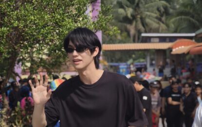 “ไบร์ท วชิรวิชญ์” ขอทำดี ลงพื้นที่หาดใหญ่ ส่งต่อรอยยิ้ม มอบเงินและของใช้ช่วยเหลือ 4 โรงเรียนผู้ประสบภัยน้ำท่วม