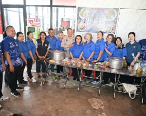 เรวัตฯ นายก อบจ.ภูเก็ต ใกล้ชิดประชาชน เติมพลังใจทีมแพทย์ “อยู่ที่ไหน…ก็ใกล้หมอ”