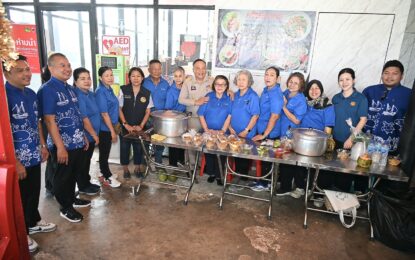 เรวัตฯ นายก อบจ.ภูเก็ต ใกล้ชิดประชาชน เติมพลังใจทีมแพทย์ “อยู่ที่ไหน…ก็ใกล้หมอ”