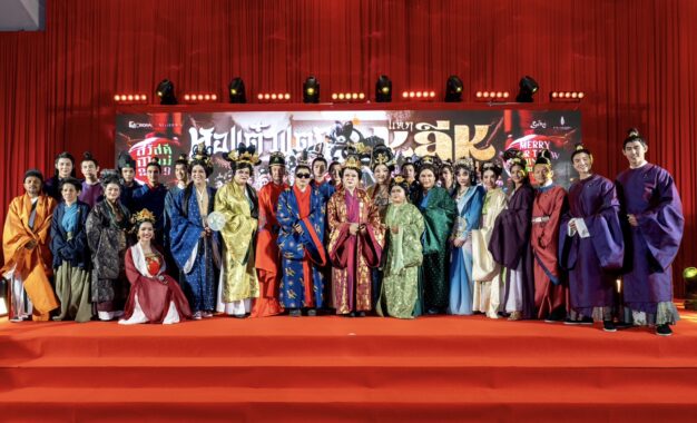 “พชร์ อานนท์” นำทีม “เจ๊แต๋ว–แพนเค้ก” เปิดกาล่าสุดวังเว่อร์อลังปัง “หอแต๋วแตก แหกหลีหู” เตรียมฮาส่งท้ายปี ดูแล้วรวยข้ามปี ฉายแล้ววันนี้ทุกโรงภาพยนตร์