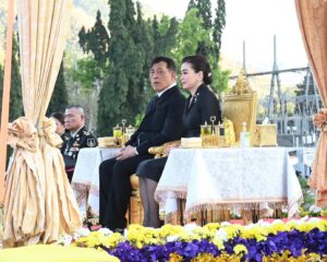 พระบาทสมเด็จพระเจ้าอยู่หัว และสมเด็จพระนางเจ้า ฯ พระบรมราชินี เสด็จพระราชดำเนินโดยเฮลิคอปเตอร์พระที่นั่ง ไปทรงเปิดสวนสุขภาพสราญจิต เฉลิมพระเกียรติ เนื่องในโอกาสพระราชพิธีมหามงคลเฉลิมพระชนมพรรษา ๖ รอบ ๒๘ กรกฎาคม ๒๕๖๗ ณ เขื่อนวชิราลงกรณ อำเภอทองผาภูมิ จังหวัดกาญจนบุรี