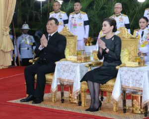 ในหลวง-พระราชินี เสด็จฯ ไปทรงเปิดพระราชานุสาวรีย์สมเด็จพระมหิตลาธิเบศร อดุลยเดชวิกรมพระบรมราชชนก ประทับคู่สมเด็จพระศรีนครินทราบรมราชชนนี  ณ โรงพยาบาลศูนย์การแพทย์มหาวิทยาลัยแม่ฟ้าหลวง จังหวัดเชียงราย