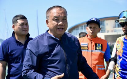 เรวัตฯ นายก อบจ.ภูเก็ต เร่งช่วยเหลือนักท่องเที่ยว เหตุเรือสปีดโบ๊ทชนเรือประมง ใกล้เกาะพีพี