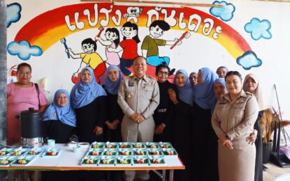 เรวัตฯ นายก อบจ.ภูเก็ต ร่วมต้อนรับและแสดงความยินดี ผอ. ร.ร.บ้านแหลมทราย คนใหม่