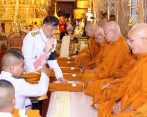 พระบาทสมเด็จพระเจ้าอยู่หัว และสมเด็จพระนางเจ้า ฯ พระบรมราชินี เสด็จพระราชดำเนินโดยรถยนต์พระที่นั่ง  ไปทรงบำเพ็ญพระราชกุศลสตมวาร (๑๐๐ วัน) ถวายพระบรมศพ สมเด็จพระนางเจ้าสิริกิติ์ พระบรมราชินีนาถ พระบรมราชชนนีพันปีหลวง ณ พระที่นั่งดุสิตมหาปราสาท พระบรมมหาราชวัง