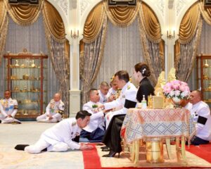 พระบาทสมเด็จพระเจ้าอยู่หัว และสมเด็จพระนางเจ้า ฯ พระบรมราชินี เสด็จออก ณ พระที่นั่งอัมพรสถาน พระราชวังดุสิต พระราชทานพระบรมราชวโรกาสให้ นางเอกสิริ  ปิณฑะรุจิ ปลัดกระทรวงการต่างประเทศ  นำ เอกอัครราชทูตวิสามัญผู้มีอำนาจเต็มประจำต่างประเทศ เฝ้าทูลละอองธุลีพระบาท กราบถวายบังคมลา ในโอกาสที่จะเดินทางไปปฏิบัติหน้าที่