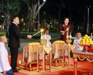 พระบาทสมเด็จพระเจ้าอยู่หัว และสมเด็จพระนางเจ้า ฯ พระบรมราชินี ทรงประกอบพระราชพิธีสังเวยพระป้าย เนื่องในเทศกาลตรุษจีนพุทธศักราช  ๒๕๖๙