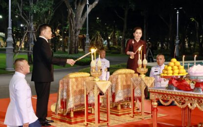 พระบาทสมเด็จพระเจ้าอยู่หัว และสมเด็จพระนางเจ้า ฯ พระบรมราชินี ทรงประกอบพระราชพิธีสังเวยพระป้าย เนื่องในเทศกาลตรุษจีนพุทธศักราช  ๒๕๖๙
