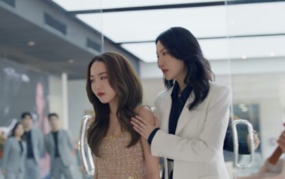 เม้าท์สนั่นวงการ! นางเอกดาวรุ่ง “ซัน อาทิตา” แอบย่องขึ้นคอนโดหรูกับชายปริศนายามวิกาล งานนี้แฟน ๆ ชวนสงสัย หรือพระเอกคู่จิ้นในจอ จะไม่ใช่แค่คู่ฟิน แต่เป็นคู่จริงนอกจอ? ติดตามได้ในซีรีส์แซฟฟิก “ตะวันระฟ้า” EP.1 ทาง GMM25