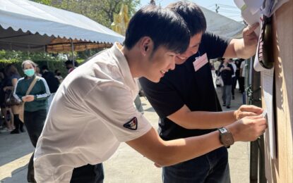 “สิงโต ปราชญา” ใช้สิทธิเลือกตั้งล่วงหน้าก่อนบินไปทำงานต่างประเทศ พร้อมชวนคนไทยออกมาใช้สิทธิเพื่อการเปลี่ยนแปลงที่ดีขึ้น