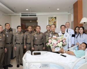 พล.ต.อ.อัคราเดช พิมลศรี ที่ปรึกษา ตร. ได้เดินทางเข้าเยี่ยมและให้กำลังใจ ด.ต.อนุสรณ์ เอ็งพังศรี ผบ.หมู่ ส.ทล.1 กก.3 บก.ทล. ซึ่งได้รับบาดเจ็บจากการปฏิบัติหน้าที่ถูกกระสุนปืนอาวุธสงครามยิงถากใบหูข้างขวาถูกนำตัวส่งโรงพยาบาล