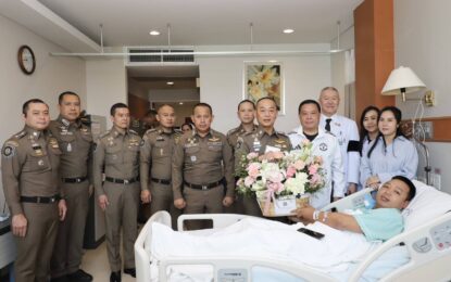 พล.ต.อ.อัคราเดช พิมลศรี ที่ปรึกษา ตร. ได้เดินทางเข้าเยี่ยมและให้กำลังใจ ด.ต.อนุสรณ์ เอ็งพังศรี ผบ.หมู่ ส.ทล.1 กก.3 บก.ทล. ซึ่งได้รับบาดเจ็บจากการปฏิบัติหน้าที่ถูกกระสุนปืนอาวุธสงครามยิงถากใบหูข้างขวาถูกนำตัวส่งโรงพยาบาล