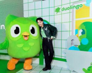 มุ่งมั่น มากความสามารถ ภาษาแน่น “ต้าห์อู๋” แท็กทีม Duo ปลุกไฟใจกลางสยามสแควร์ สร้างแพชชันการเรียนภาษา