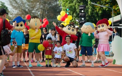 โมเมนต์สุดอบอุ่น! ตูน-อาทิวราห์ พร้อมครอบครัว และเพื่อนพ้องศิลปิน วิ่งการกุศลสุดคิวต์ “Crayon Shinchan Amazing Thailand Fun Run 2026” ระดมทุนเพื่อส่งต่อโอกาสทางการศึกษาให้เด็กไทย