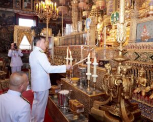 พระบาทสมเด็จพระเจ้าอยู่หัว และสมเด็จพระนางเจ้า ฯ พระบรมราชินี เสด็จพระราชดำเนินไปในการพระราชพิธี ทรงบำเพ็ญพระราชกุศลมาฆบูชา พุทธศักราช ๒๕๖๙ ณ พระอุโบสถวัดพระศรีรัตนศาสดาราม พระบรมมหาราชวัง