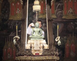 พระบาทสมเด็จพระเจ้าอยู่หัว และสมเด็จพระนางเจ้า ฯ พระบรมราชินี เสด็จพระราชดำเนินไปทรงเปลี่ยนเครื่องทรงฤดูหนาวเป็นเครื่องทรงฤดูร้อนถวายพระพุทธมหามณีรัตนปฏิมากร ณ พระอุโบสถวัดพระศรีรัตนศาสดาราม พระบรมมหาราชวัง