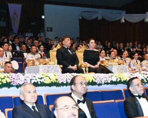 ในหลวง – พระราชินี  เสด็จพระราชดำเนินไปทรงเป็นองค์ประธาน และทอดพระเนตรการแสดงคอนเสิร์ตเพลงรักชาติ (National Unity Concert) “ดนตรีแห่งความจงรักภักดี ร้อยดวงใจน้อมรำลึกในพระมหากรุณาธิคุณ” ณ หอประชุมมหิดลสิทธาคาร มหาวิทยาลัยมหิดล อำเภอพุทธมณฑล จังหวัดนครปฐม