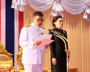 พระบาทสมเด็จพระเจ้าอยู่หัว และสมเด็จพระนางเจ้า ฯ พระบรมราชินี เสด็จพระราชดำเนินไปทรงเปิดประชุมรัฐสภา ณ ห้องประชุมอาคารรัฐสภา เขตดุสิต กรุงเทพมหานคร รัฐพิธีเปิดประชุมรัฐสภาถือเป็นพิธีการที่สำคัญของประเทศไทยที่มีการปกครองระบอบประชาธิปไตย อันมีพระมหากษัตริย์ทรงเป็นประมุข และเป็นธรรมเนียมปฏิบัติที่สืบต่อกันมาแต่โบราณ เสมือนเป็นการประกาศให้ประชาชนได้ทราบว่า จะมีคณะบุคคลเข้ามาทำหน้าที่เป็นตัวแทนของประชาชนในการบริหารปกครองประเทศ โดยพระบาทสมเด็จพระเจ้าอยู่หัวในฐานะประมุขของประเทศ จะเสด็จพระราชดำเนินไปทรงเป็นองค์ประธาน และพระราชทานพระราชดำรัสเปิดประชุมรัฐสภา ก่อนที่สมาชิกรัฐสภาจะเข้ารับการปฏิบัติหน้าที่ เพื่อให้สมาชิกรัฐสภาทุกคนน้อมใส่เกล้าใสกระหม่อมและยึดถือเป็นแนวทางในการปฏิบัติหน้าที่ เพื่อประโยชน์สุขของประชาชนและประเทศชาติอย่างสูงสุด