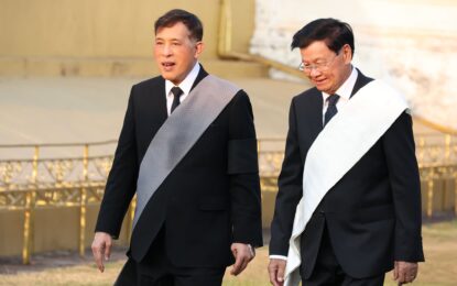 ในหลวง – พระราชินี เสด็จฯ ไปทรงสักการะพระธาตุหลวง และพระพุทธรูปสำคัญประจำพระธาตุหลวง ณ พิพิธภัณฑ์พระธาตุหลวง เวียงจันทน์