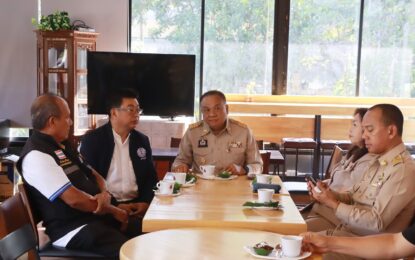 เรวัตฯ นายก อบจ.ภูเก็ต เยี่ยมชมห้องสมุดกลางน้ำ โรงเรียนเฉลิมพระเกียรติฯ