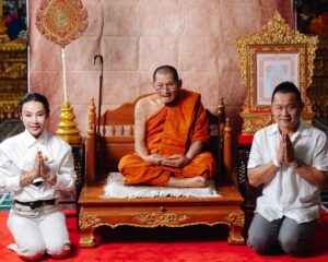 “จิ๊บ-จ๊ะจ๋า, อ้น-เกรซ” และเซียนพระชื่อดัง พร้อมใจกันร่วมพิธีแห่งประวัติศาสตร์สุดขลัง มหาพุทธาภิเษกวัตถุมงคลรุ่นปลดหนี้ (หลวงปู่ศิลา)