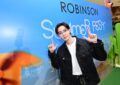 คูลรับซัมเมอร์! ห้างสรรพสินค้าโรบินสัน เปิด “ROBINSON SUMMER FEST” เสิร์ฟ ‘ศาสตร์ช้อปคลายร้อน’  ทั้งไอเทม โปรโมชัน และกิจกรรม พร้อมแท็กทีมหนุ่มฮอต ‘ซี – พฤกษ์’ และ 2 มาสคอตสุดคิวต์ ‘น้องซน – น้องนกโรบิ้น’ นำทัพซัมเมอร์คอลเลกชันจากแบรนด์ดังมาเสิร์ฟพร้อมความมันส์ใน “Robinson Summer Dance Fashion Show”