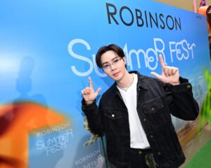 คูลรับซัมเมอร์! ห้างสรรพสินค้าโรบินสัน เปิด “ROBINSON SUMMER FEST” เสิร์ฟ ‘ศาสตร์ช้อปคลายร้อน’  ทั้งไอเทม โปรโมชัน และกิจกรรม พร้อมแท็กทีมหนุ่มฮอต ‘ซี – พฤกษ์’ และ 2 มาสคอตสุดคิวต์ ‘น้องซน – น้องนกโรบิ้น’ นำทัพซัมเมอร์คอลเลกชันจากแบรนด์ดังมาเสิร์ฟพร้อมความมันส์ใน “Robinson Summer Dance Fashion Show”