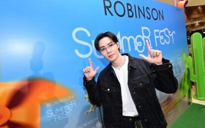 คูลรับซัมเมอร์! ห้างสรรพสินค้าโรบินสัน เปิด “ROBINSON SUMMER FEST” เสิร์ฟ ‘ศาสตร์ช้อปคลายร้อน’  ทั้งไอเทม โปรโมชัน และกิจกรรม พร้อมแท็กทีมหนุ่มฮอต ‘ซี – พฤกษ์’ และ 2 มาสคอตสุดคิวต์ ‘น้องซน – น้องนกโรบิ้น’ นำทัพซัมเมอร์คอลเลกชันจากแบรนด์ดังมาเสิร์ฟพร้อมความมันส์ใน “Robinson Summer Dance Fashion Show”