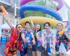 บรรยากาศสงกรานต์กรุงเทพฯ วันแรกคึกคัก คนไทย-ต่างชาติร่วมเล่นน้ำที่เซ็นทรัลเวิลด์ แลนด์มาร์กใจกลางเมือง