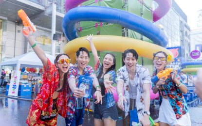 บรรยากาศสงกรานต์กรุงเทพฯ วันแรกคึกคัก คนไทย-ต่างชาติร่วมเล่นน้ำที่เซ็นทรัลเวิลด์ แลนด์มาร์กใจกลางเมือง