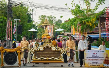 เมืองสุขสยาม ณ ไอคอนสยาม ประกอบพิธีอัญเชิญพระพุทธรูปศักดิ์สิทธิ์ “หลวงพ่อเงิน” อายุกว่า 700 ปีประดิษฐานเป็นองค์พระประธาน ในงาน “สุขสยาม สนุกสนาน สงกรานต์ บ้านฉัน” เชื่อมโยงสายธาร “มหาศรัทธาแห่งแม่น้ำมูล สู่ปฐพีบุญลุ่มน้ำเจ้าพระยา”
