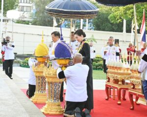 ในหลวง – พระราชินี เสด็จฯไปทรงวางพานพุ่มดอกไม้ ณ พระบรมราชานุสรณ์สมเด็จพระพุทธยอดฟ้าจุฬาโลกมหาราช เนื่องในโอกาสวันที่ระลึกมหาจักรีบรมราชวงศ์