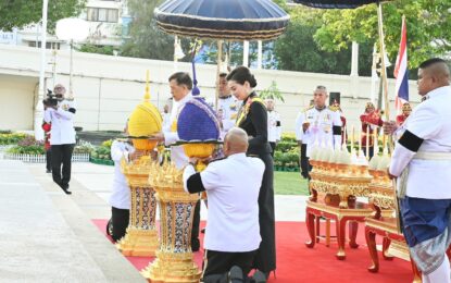 ในหลวง – พระราชินี เสด็จฯไปทรงวางพานพุ่มดอกไม้ ณ พระบรมราชานุสรณ์สมเด็จพระพุทธยอดฟ้าจุฬาโลกมหาราช เนื่องในโอกาสวันที่ระลึกมหาจักรีบรมราชวงศ์
