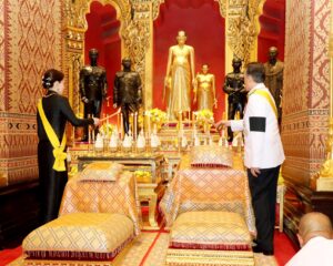 พระบาทสมเด็จพระเจ้าอยู่หัว และสมเด็จพระนางเจ้า ฯ พระบรมราชินี เสด็จพระราชดำเนินไปยังพระอุโบสถวัดพระศรีรัตนศาสดาราม พระบาทสมเด็จพระเจ้าอยู่หัว เสด็จพระราชดำเนิน ไปที่ฐานชุกชี ทรงวางกระทงดอกไม้บนพานหน้าฐานชุกชี ทรงจุดธูปเทียนเครื่องนมัสการท้ายที่นั่ง แล้วทรงจุดเทียนห่วงบูชาพระพุทธมหามณีรัตนปฏิมากร ทรงจุดธูปเทียนเครื่องนมัสการท้ายที่นั่งบูชาพระพุทธยอดฟ้าจุฬาโลกย์ และพระพุทธเลิศหล้านภาไลย แล้วทรงจุดธูปเทียนเครื่องนมัสการทองใหญ่ที่หน้าธรรมาสน์ศิลา สมเด็จพระนางเจ้า ฯ พระบรมราชินี ทรงจุดธูปเทียนเครื่องนมัสการทองทิศที่หน้าธรรมาสน์ศิลา