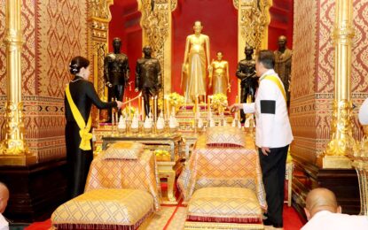 พระบาทสมเด็จพระเจ้าอยู่หัว และสมเด็จพระนางเจ้า ฯ พระบรมราชินี เสด็จพระราชดำเนินไปยังพระอุโบสถวัดพระศรีรัตนศาสดาราม พระบาทสมเด็จพระเจ้าอยู่หัว เสด็จพระราชดำเนิน ไปที่ฐานชุกชี ทรงวางกระทงดอกไม้บนพานหน้าฐานชุกชี ทรงจุดธูปเทียนเครื่องนมัสการท้ายที่นั่ง แล้วทรงจุดเทียนห่วงบูชาพระพุทธมหามณีรัตนปฏิมากร ทรงจุดธูปเทียนเครื่องนมัสการท้ายที่นั่งบูชาพระพุทธยอดฟ้าจุฬาโลกย์ และพระพุทธเลิศหล้านภาไลย แล้วทรงจุดธูปเทียนเครื่องนมัสการทองใหญ่ที่หน้าธรรมาสน์ศิลา สมเด็จพระนางเจ้า ฯ พระบรมราชินี ทรงจุดธูปเทียนเครื่องนมัสการทองทิศที่หน้าธรรมาสน์ศิลา
