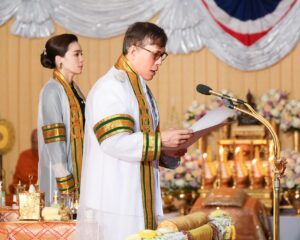 พระบาทสมเด็จพระเจ้าอยู่หัว และสมเด็จพระนางเจ้า ฯ พระบรมราชินี เสด็จพระราชดำเนินโดยรถยนต์พระที่นั่ง จากพระที่นั่งอัมพรสถาน พระราชวังดุสิต ไปพระราชทานปริญญาบัตร แก่ผู้สำเร็จการศึกษาจากมหาวิทยาลัยสุโขทัยธรรมาธิราช ประจำปีการศึกษา ๒๕๖๖ ณ อาคารอเนกนิทัศน์ มหาวิทยาลัยสุโขทัยธรรมาธิราช อำเภอปากเกร็ด จังหวัดนนทบุรี