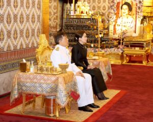 พระบาทสมเด็จพระเจ้าอยู่หัว และสมเด็จพระนางเจ้า ฯ พระบรมราชินี เสด็จพระราชดำเนินไปในพิธีบำเพ็ญกุศลทักษิณานุปทาน (กงเต๊ก) ถวายพระบรมศพ สมเด็จพระนางเจ้าสิริกิติ์ พระบรมราชินีนาถ พระบรมราชชนนีพันปีหลวงของคณะบรรพชิตจีนนิกาย ณ พระที่นั่งดุสิตมหาปราสาท ในพระบรมมหาราชวัง