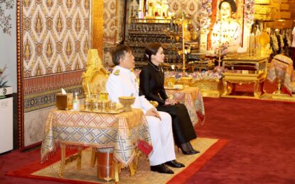 พระบาทสมเด็จพระเจ้าอยู่หัว และสมเด็จพระนางเจ้า ฯ พระบรมราชินี เสด็จพระราชดำเนินไปในพิธีบำเพ็ญกุศลทักษิณานุปทาน (กงเต๊ก) ถวายพระบรมศพ สมเด็จพระนางเจ้าสิริกิติ์ พระบรมราชินีนาถ พระบรมราชชนนีพันปีหลวงของคณะบรรพชิตจีนนิกาย ณ พระที่นั่งดุสิตมหาปราสาท ในพระบรมมหาราชวัง