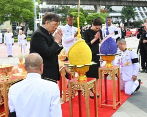 พระบาทสมเด็จพระเจ้าอยู่หัว และสมเด็จพระนางเจ้า ฯ พระบรมราชินี เสด็จพระราชดำเนินไปในงานเฉลิมพระเกียรติพระบาทสมเด็จพระปรเมนทรรามาธิบดีศรีสินทรมหาวชิราวุธ พระมงกุฎเกล้าเจ้าอยู่หัว พระมหาธีรราชเจ้า เนื่องในโอกาสวันคล้ายวันสวรรคต ครบ ๑๐๐ ปี ๒๕ พฤศจิกายน ๒๕๖๘ ณ สวนลุมพินี เขตปทุมวัน กรุงเทพมหานคร